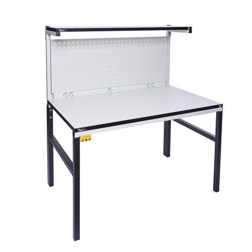 TESDA ESD asztal, 1200x700 mm. 1 db 1200x300 mm-es polccal, 2 db oszloppal, perforált hátfallal, hálózati elosztóval