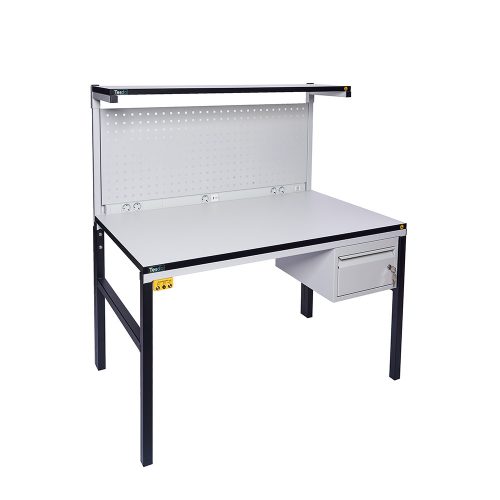 TESDA ESD asztal, 1200x700 mm. 1 db 1200x300 mm-es polccal, 2 db oszloppal, perforált hátfallal, hálózati elosztóval, 1 fiókos szekrénnyel